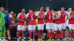 Compañeros rodean a Christian Eriksen al caer sobre el césped en pleno partido.