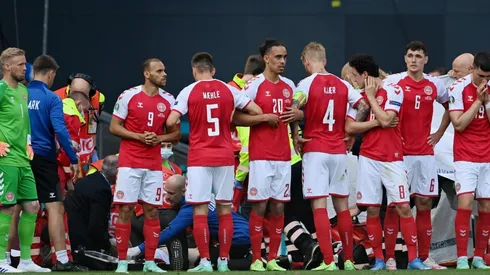 Compañeros rodean a Christian Eriksen al caer sobre el césped en pleno partido.