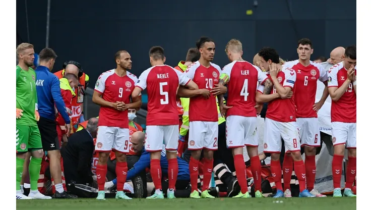 Compañeros rodean a Christian Eriksen al caer sobre el césped en pleno partido.
