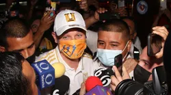 Florian Thauvin llegó a Monterrey entre empujones de la prensa y aficionados.