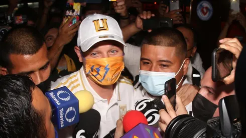 Florian Thauvin llegó a Monterrey entre empujones de la prensa y aficionados.