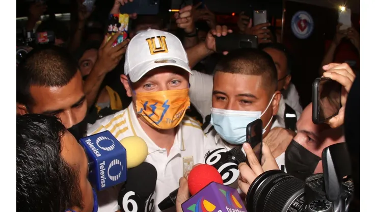 Florian Thauvin llegó a Monterrey entre empujones de la prensa y aficionados.