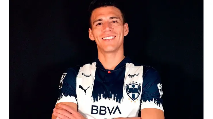 Héctor Moreno ya posó con la playera de Monterrey y mandó su primer mensaje como rayado.