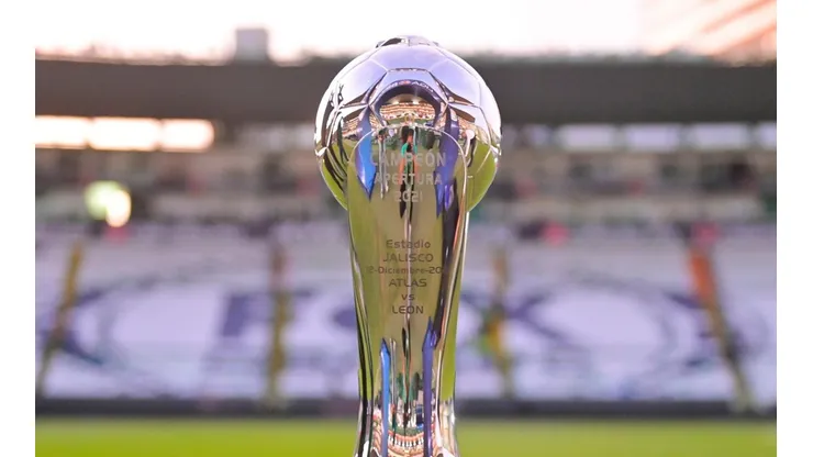 Trofeo de campeón de la Liga MX.