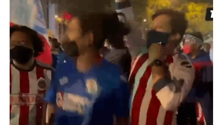 Aficionados de Chivas presentes en los festejos de Cruz Azul. (Bolavip México)