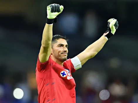 Jesús Corona, captado a los empujones por la televisión