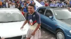 Aficionado baila con playera del América y falda. (@Bolavipmex)