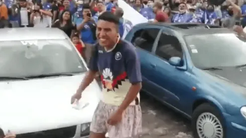 Aficionado baila con playera del América y falda. (@Bolavipmex)