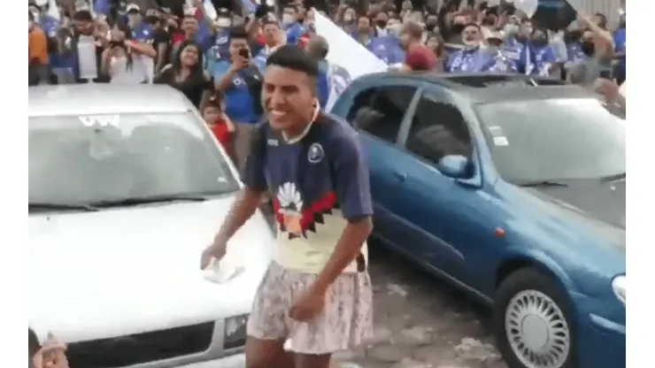 Aficionado baila con playera del América y falda. (@Bolavipmex)