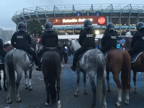 VIDEO: La policía despejó a los golpes a los aficionados sin boleto