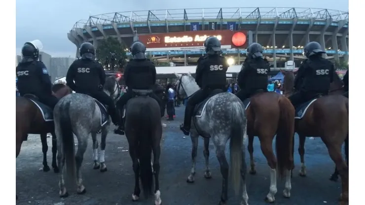 Policía Montada en las afueras del Estadio Azteca. (Bolavip México)
