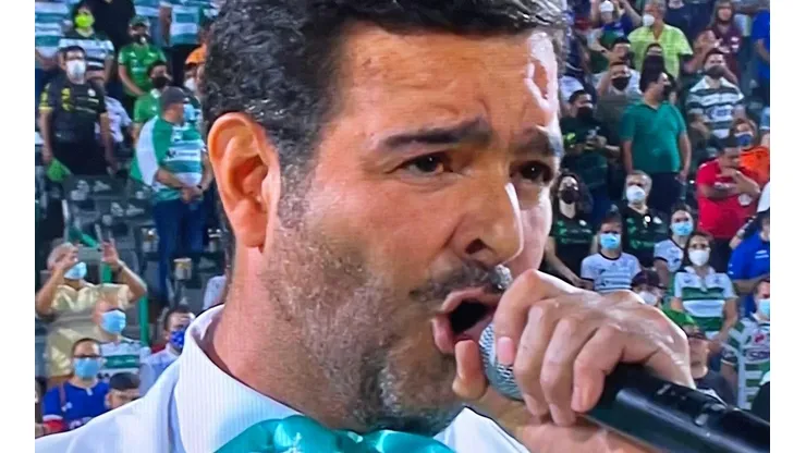 Pablo Montero falló al cantar el Himno Nacional de México.