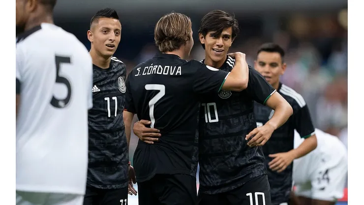 José Juan Macías y Sebastián Córdova, seguidos por la Bundesliga