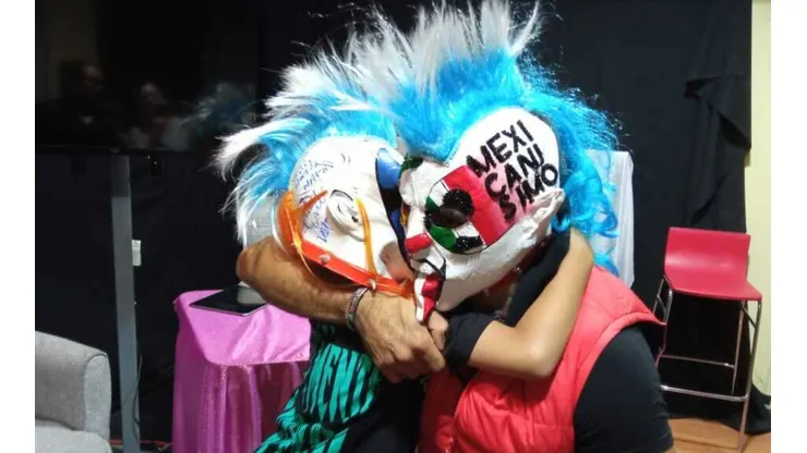 Psycho Clown visitó al niño agredido por Einar El Vikingo. (Cortesía Psycho Clown)
