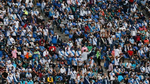 Fanáticos se enfrentan fuera del estadio Cuauhtémoc.