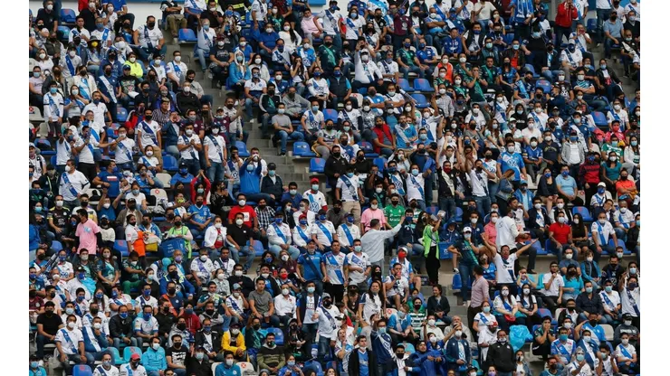 Fanáticos se enfrentan fuera del estadio Cuauhtémoc.