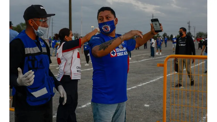 Aficionados deberán seguir estrictas medidas sanitarias para ingresar al Estadio Azteca.