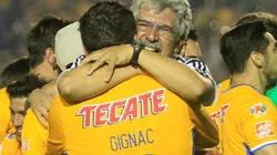 André-Pierre Gignac se funde en un abrazo con Ricardo Ferretti.