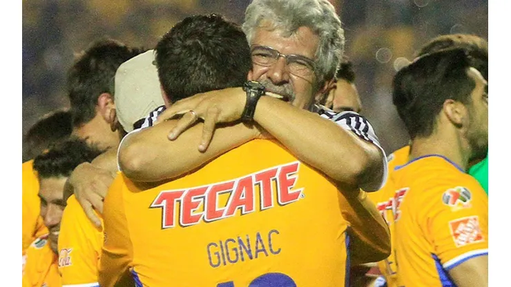 André-Pierre Gignac se funde en un abrazo con Ricardo Ferretti.