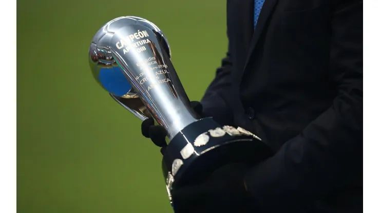 Trofeo de campeón de la Liga MX.