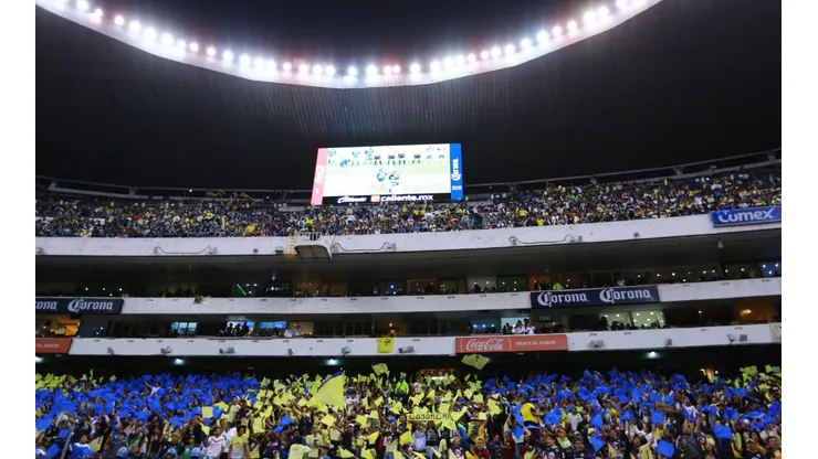 Afición de Cruz Azul y América en el Estadio Azteca.