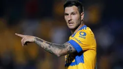 André-Pierre Gignac se cruzó con un periodista en el Estadio Akron