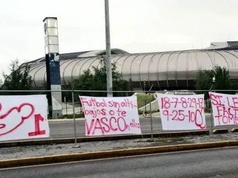 Aficionados de Monterrey colgaron mantas en las afueras del estadio