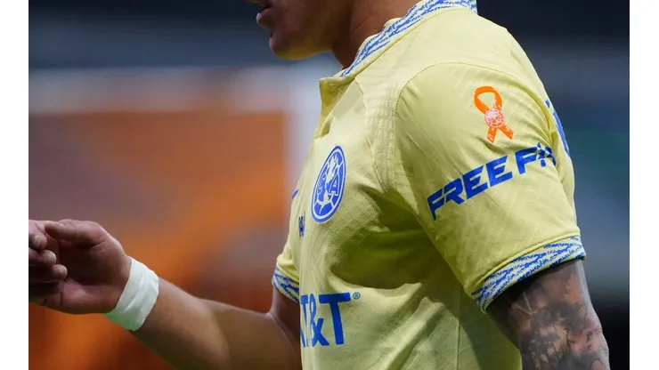 Jugador del América ante el Atlético de San Luis.