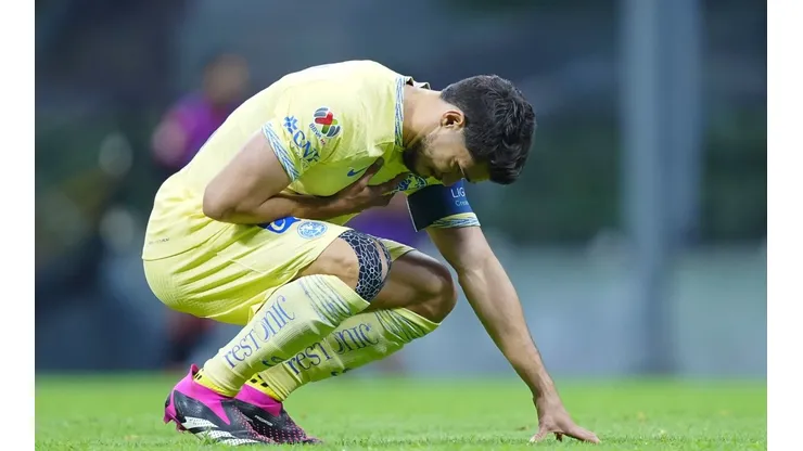 Henry Martín salió lesionado ante Atlético San Luis.