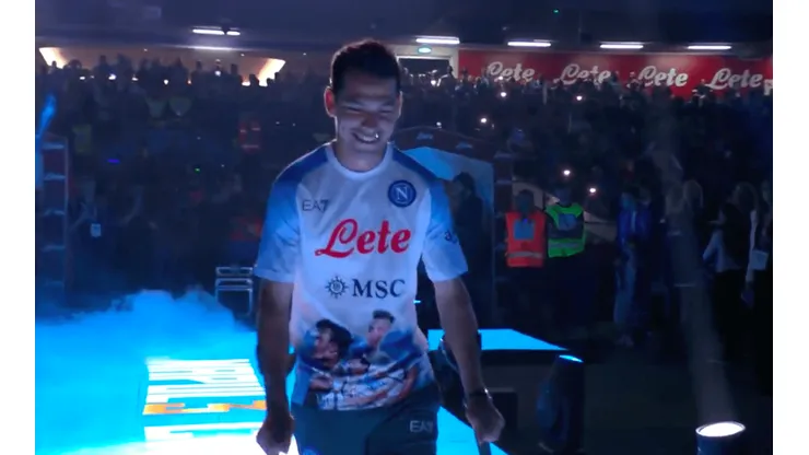 Lozano recibió la ovación de la afición del Napoli