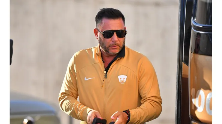 Antonio Mohamed en su llegada al estadio BBVA.