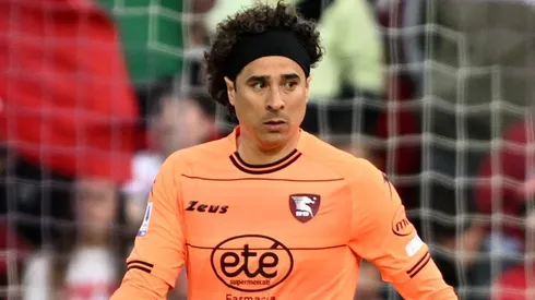 Guillermo Ochoa destaca en Salernitana.