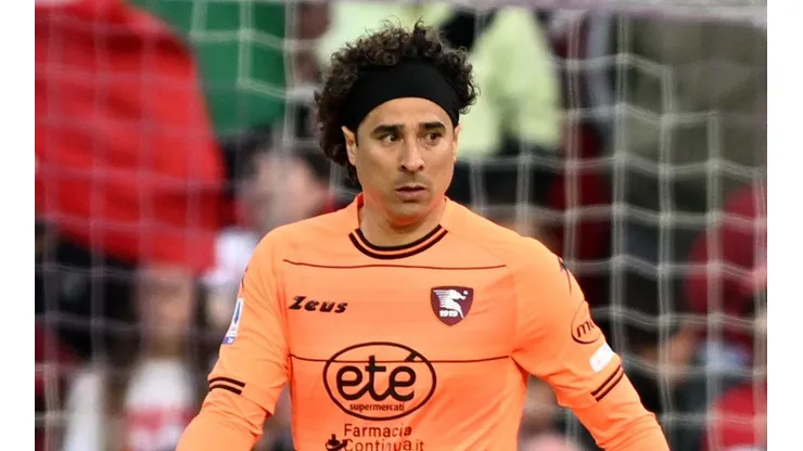 Guillermo Ochoa destaca en Salernitana.