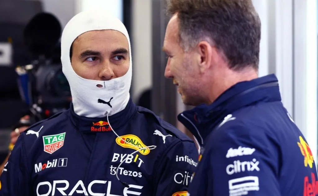 Christian Horner charla con Checo Pérez