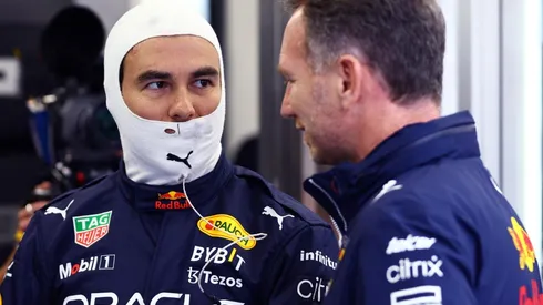 Christian Horner charla con Checo Pérez