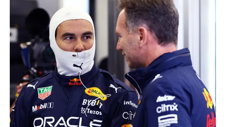 Christian Horner charla con Checo Pérez