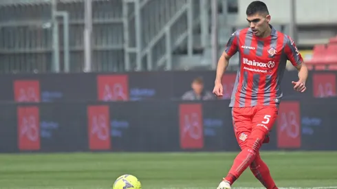 Johan Vásquez durante un partido con La Cremonese.