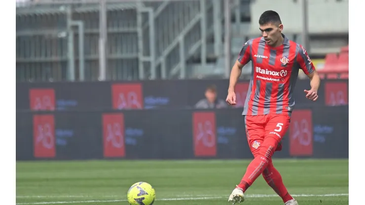 Johan Vásquez durante un partido con La Cremonese.