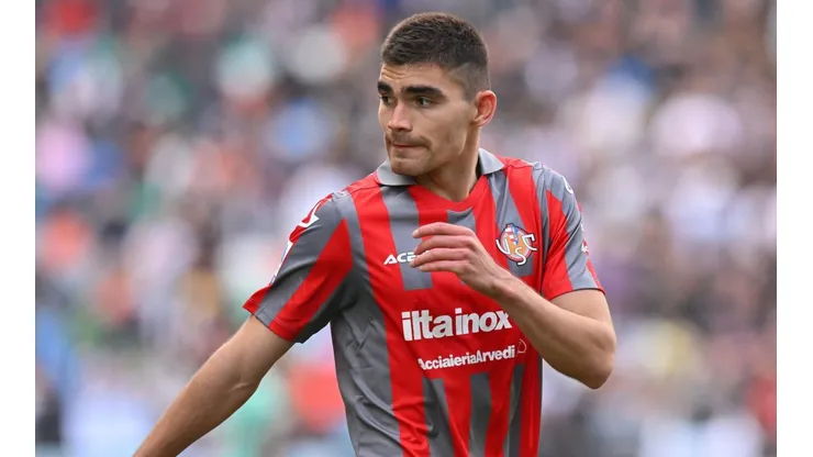 Johan Vásquez durante un partido con La Cremonese.
