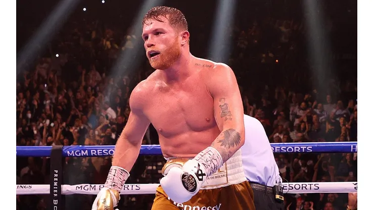 Saúl "Canelo" Álvarez arriba del ring.