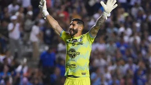 Gil Alcalá en el festejo de un gol de Gallos.