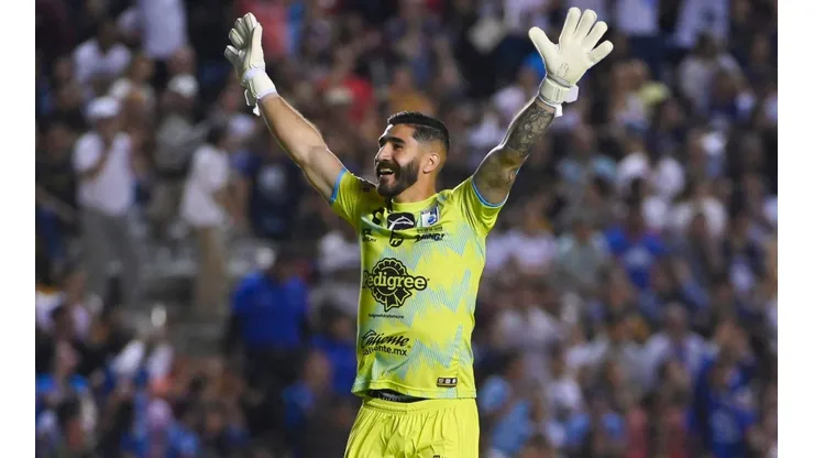 Gil Alcalá en el festejo de un gol de Gallos.