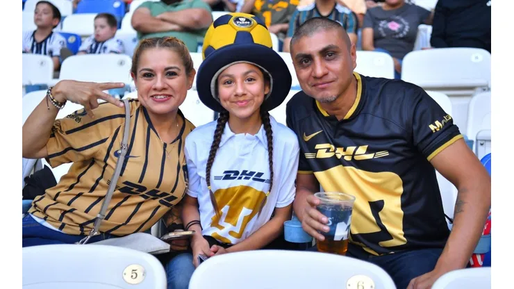 Afición de Pumas en el estadio BBVA.