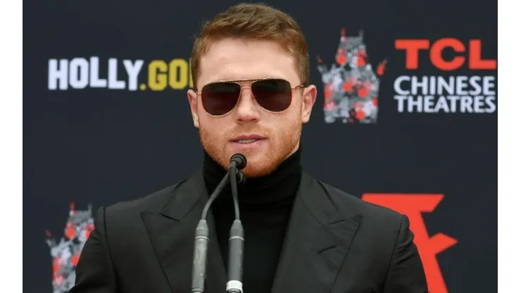 Canelo Álvarez presume unos LUJOSOS tenis de 10 mil pesos.