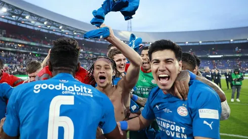ROTTERDAM - (lr) Xavi Simons of PSV Eindhoven, Erick Gutierrez of PSV Eindhoven are delirious with joy after the TOTO KN
