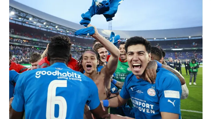 ROTTERDAM - (lr) Xavi Simons of PSV Eindhoven, Erick Gutierrez of PSV Eindhoven are delirious with joy after the TOTO KN
