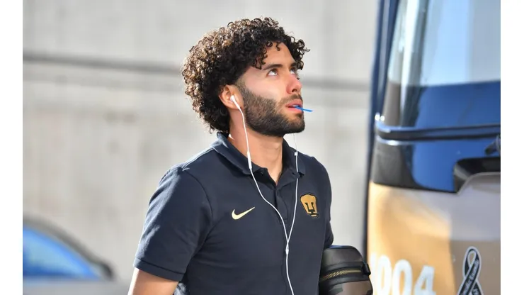 César Huerta en su llegada al estadio BBVA.