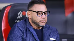 Antonio "Turco" Mohamed no podrá estar ocupando su lugar en el banquillo.