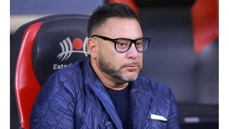 Antonio "Turco" Mohamed no podrá estar ocupando su lugar en el banquillo.
