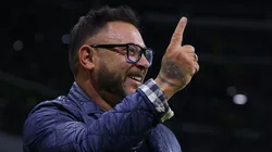 Antonio Mohamed en el estadio Azteca.